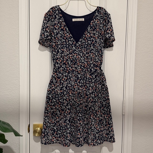 Abercrombie & Fitch Dresses & Skirts - Abercrombie & Fitch Floral Wrap Mini Dress | M | Flowy & Feminine